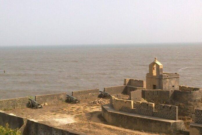 Famous Sea Forts of India: The amazing location of these forts can make your journey memorable.