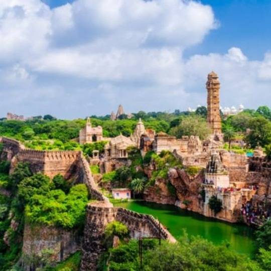 These are the 10 beautiful forts of India that you must visit once .